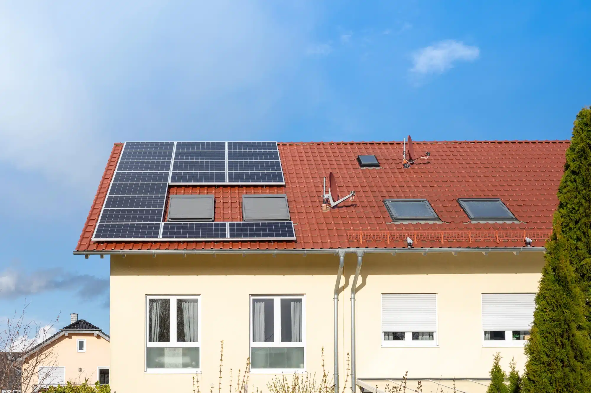 maison avec plusieurs panneau solaire